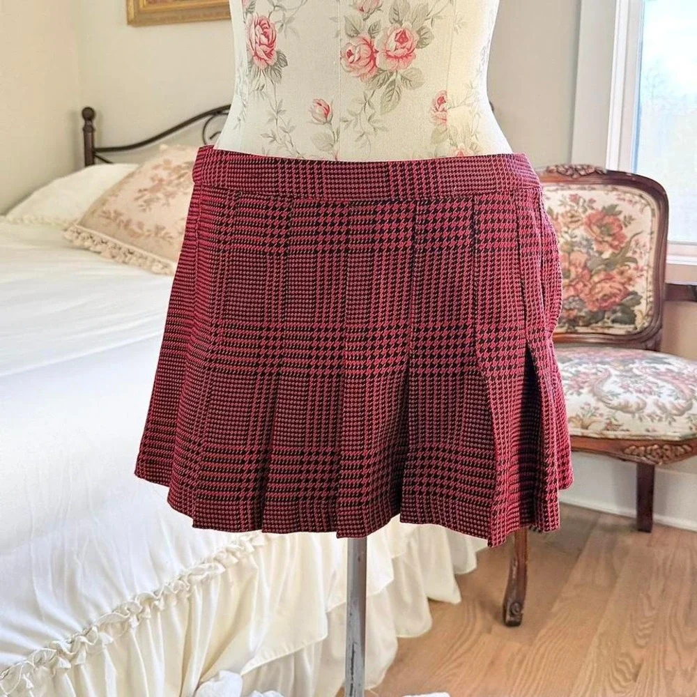 red plaid mini skirt  y2k miley cyrus red plaid pleated mini skirt size 11‎